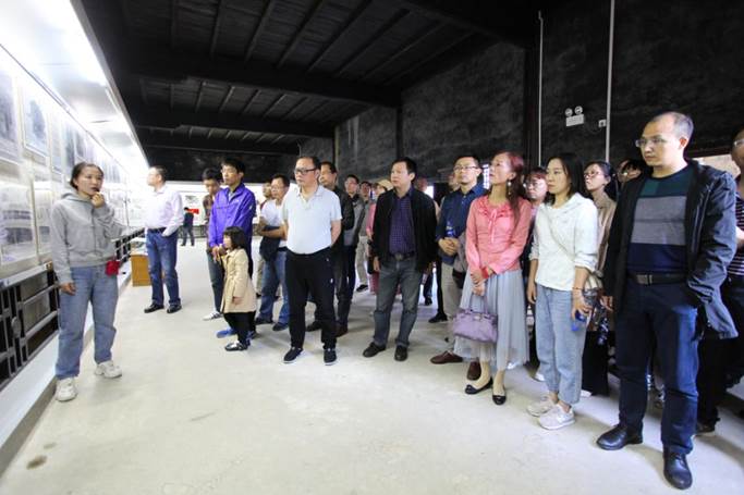 在解说员的带领下,南华大学内射中出喷高清的老师们 在夏明翰故居展厅内了解伟人事迹 (3)