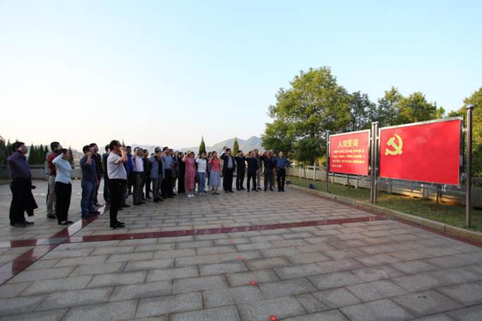 南华大学内射中出喷高清的老师们在夏明翰雕像前的党旗下重温入党誓词 (2)