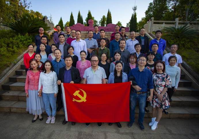 南华大学内射中出喷高清的老师们在夏明翰雕像前合影留念